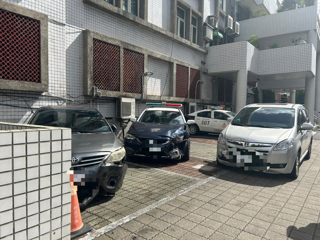 快訊／休旅車失控暴衝闖上新莊分局門口人行道撞2行人