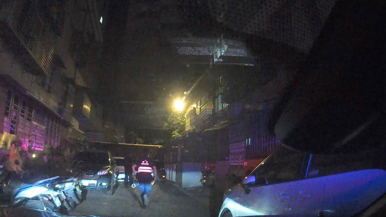 躲警攔查誤闖無尾巷 男子丟包毒品仍遭逮