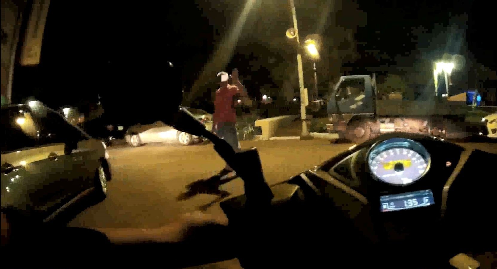 深夜爆胎手機沒電又迷路!中壢警化身「真人導航」解圍 深夜爆胎手機沒電又迷路!中壢警化身「真人導航」解圍