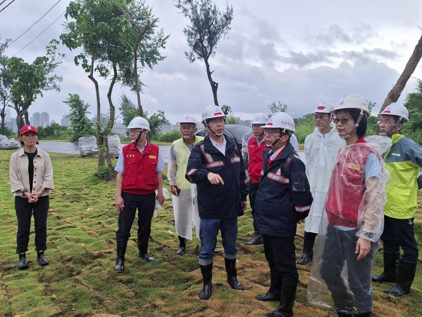 陳其邁市長率隊視察澄清湖與高爾夫球場周邊松藝路、八德南路工區防汛整備