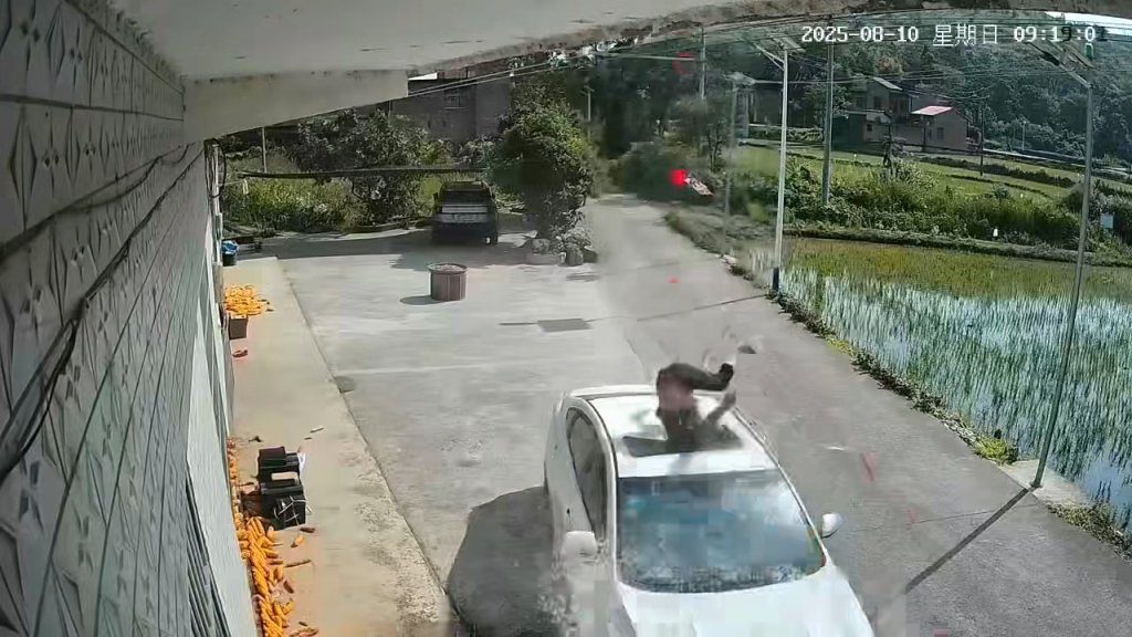 影／陸男修屋頂失足！4樓墜落「砸毀下方轎車」尾椎斷裂　監視器影片瘋傳