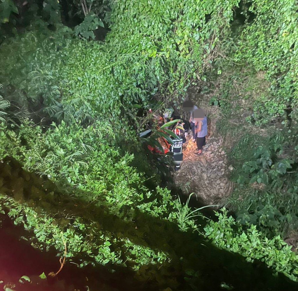 台中烏日男獨爬步道跌落山溝！ 　受困8小時警消救出