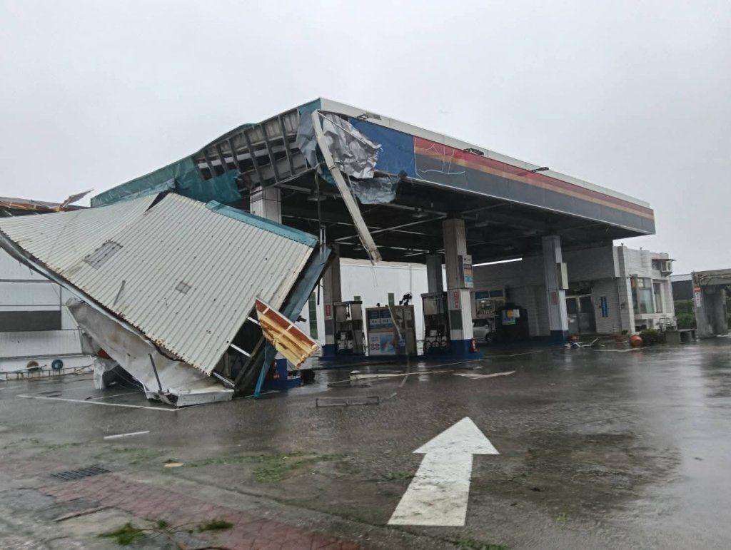 台東多處災情！加油站鐵皮屋頂被吹垮　台東醫院玻璃門吹落