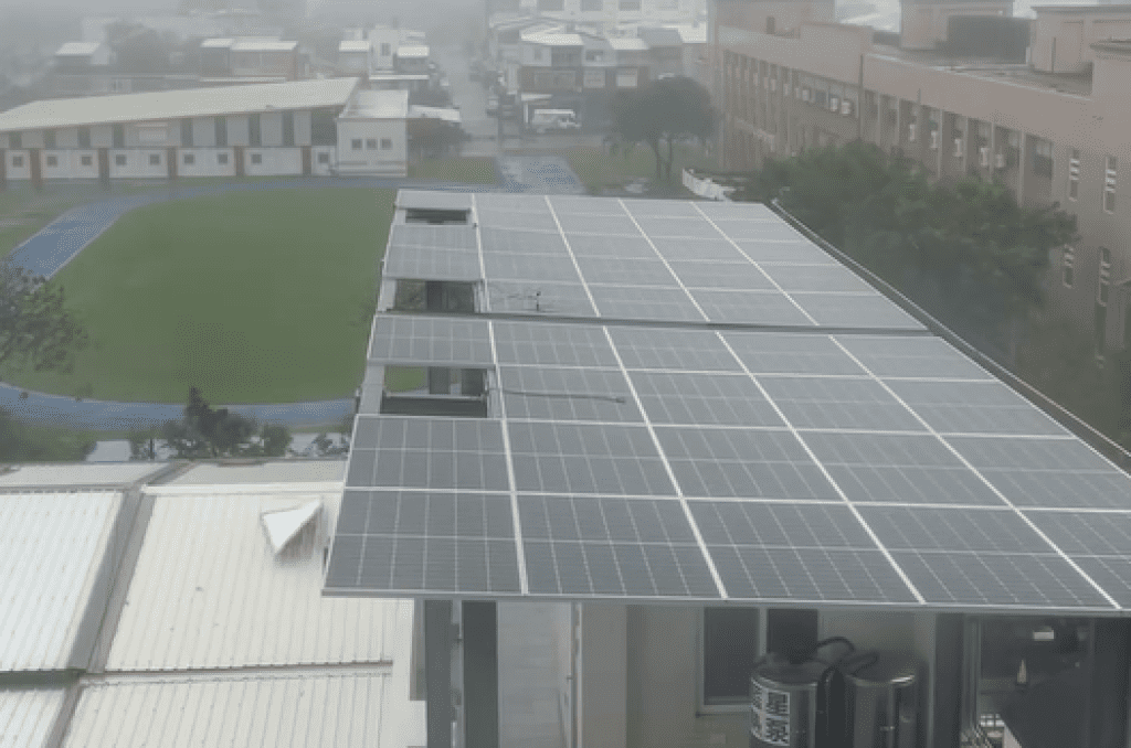 影／中颱楊柳襲擊台東！太陽能板扛不住強風被吹走　大樓鷹架整片倒塌