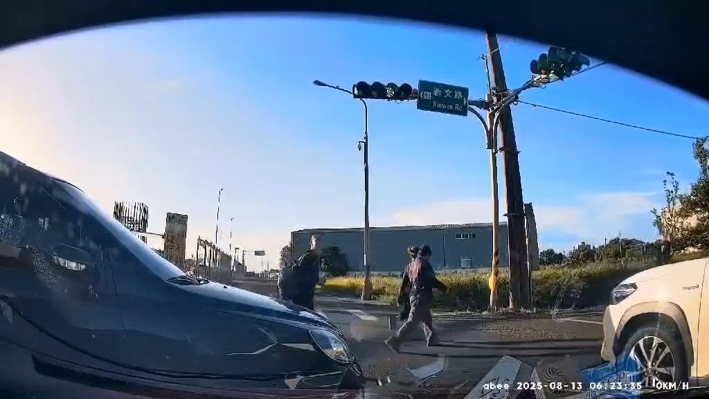 影／駕駛傻眼！與闖紅燈車輛發生碰撞　疑車上6人拿包落跑