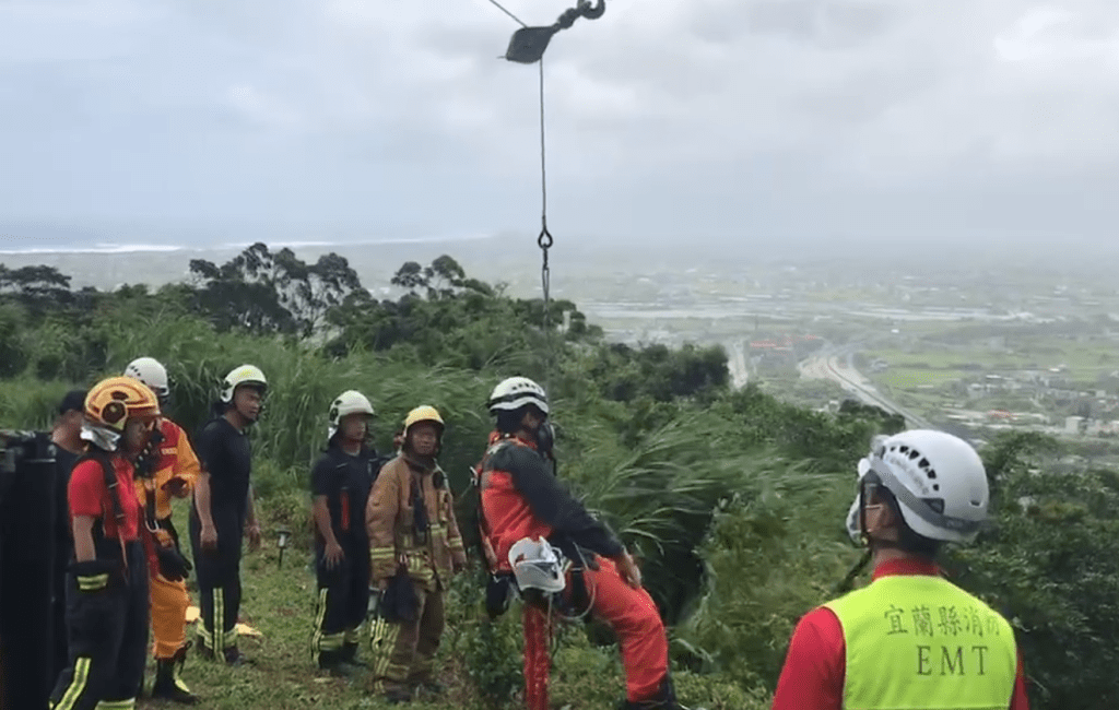 北宜公路63歲婦人駕賓士墜落邊坡　警消吊掛救援