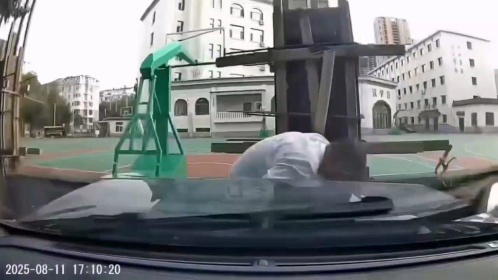 影／駕駛不爽自行車騎士闖紅燈！雙方爆口角「突踩油門把騎士撞到貼牆」　嗆：沒人治你00後治你