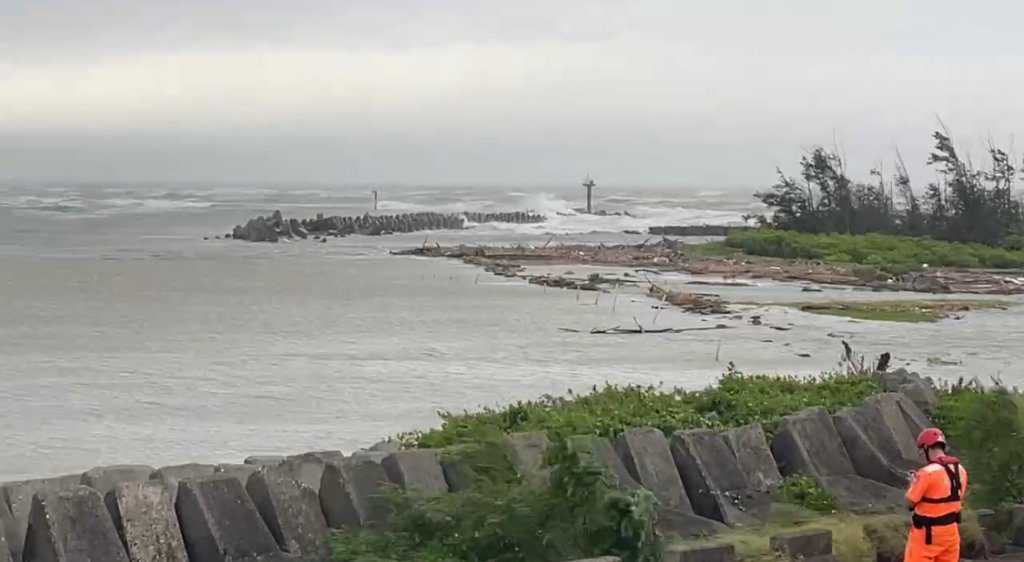 颱風天釣魚意外! 布袋好美里出海口釣客落海 海巡搜尋中 颱風天釣魚意外! 布袋好美里出海口釣客落海 海巡搜尋中