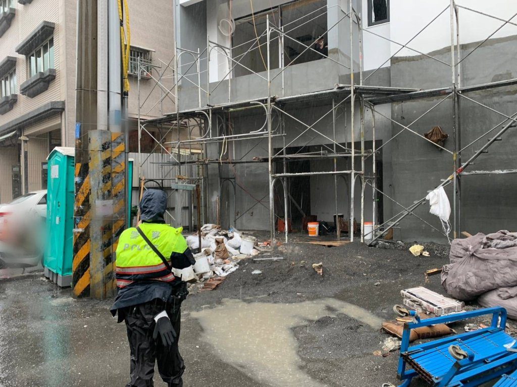 驚魂! 工地鐵皮被強風吹落 女住戶閃避跌倒膝蓋瘀青 驚魂! 工地鐵皮被強風吹落 女住戶閃避跌倒膝蓋瘀青