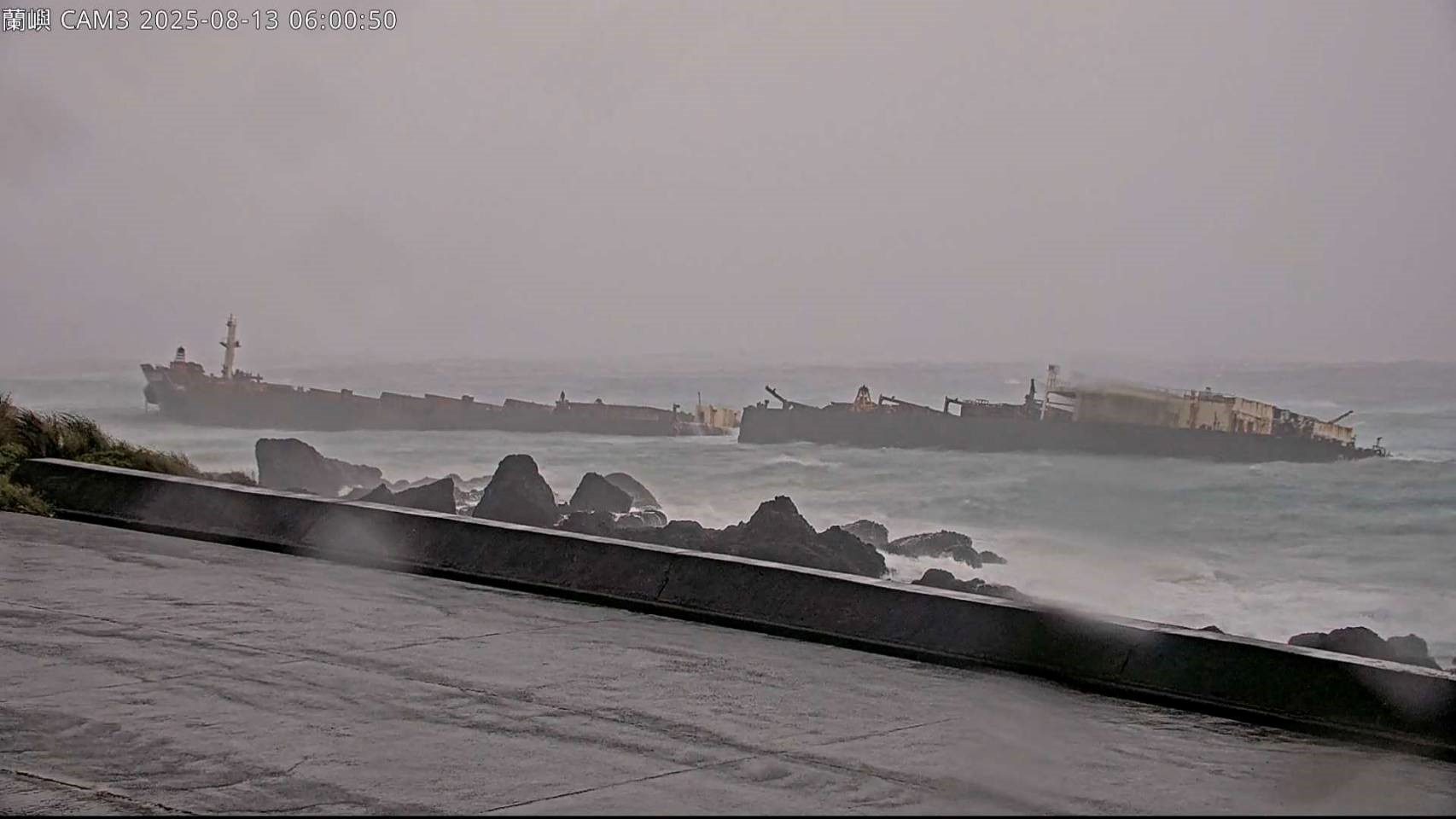 海保署對擱淺船舶進行污染監控作業 守護海洋生態 海保署對擱淺船舶進行污染監控作業 守護海洋生態