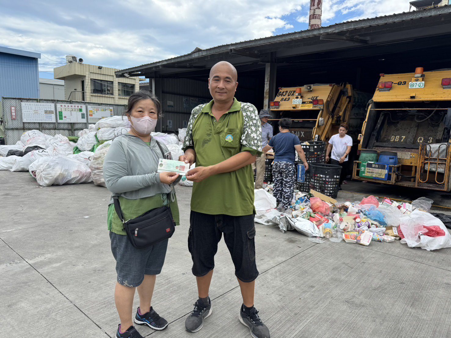 差點成了資源回收的支票 和美鎮清潔隊神救援 差點成了資源回收的支票 和美鎮清潔隊神救援