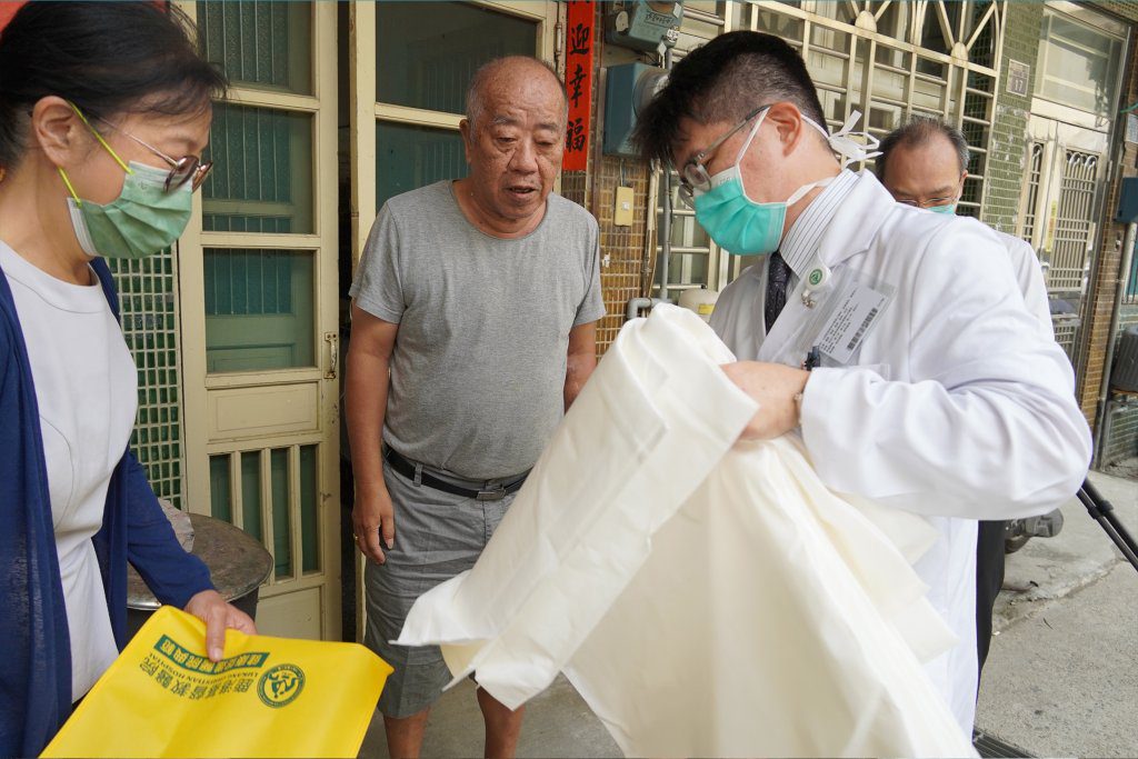 楊柳颱風逼近 鹿基醫院送鄰居科技沙包一起防水患