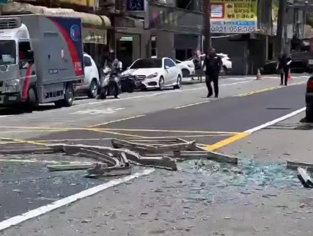 【有片】驚險一瞬間！桃園新屋大樓窗戶遭吹落 差1秒砸中騎士