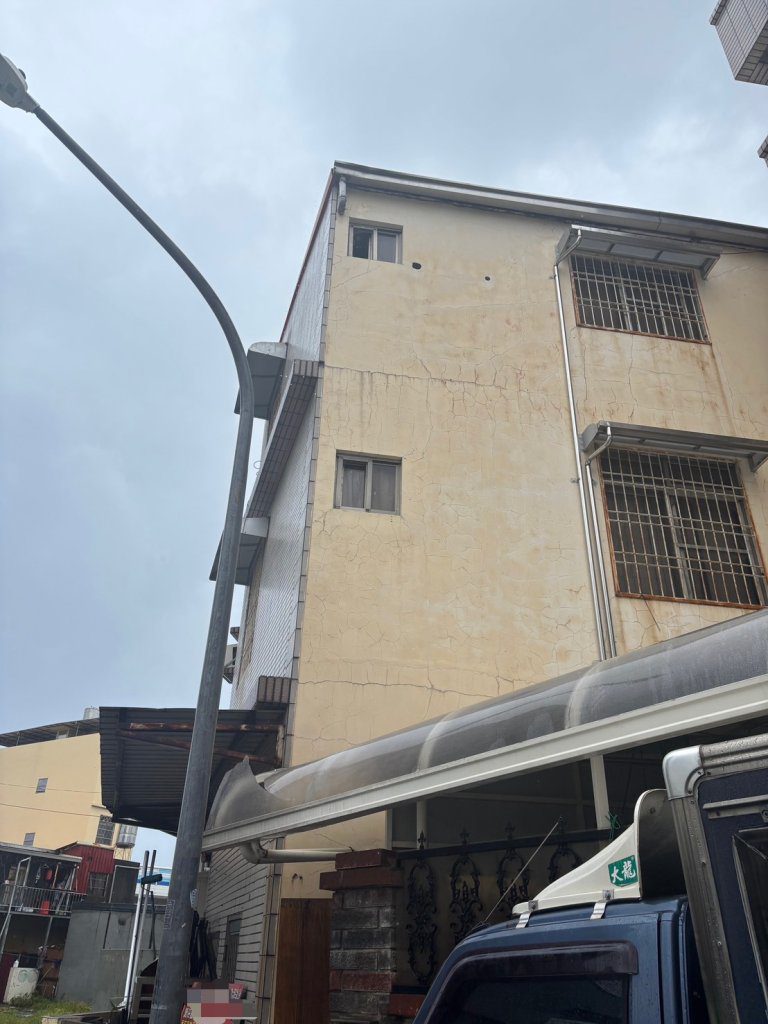 搶救屋頂漏水！77歲翁修繕失足墜落　三樓摔下送醫身亡