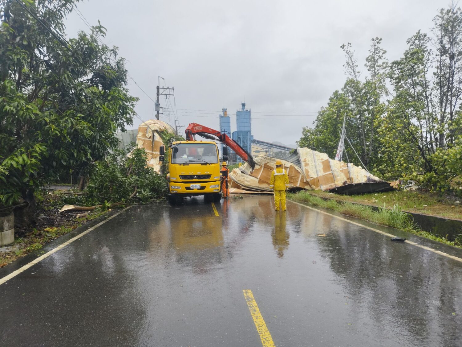 楊柳颱風肆虐  台電台南區處搶修團隊冒雨奮戰