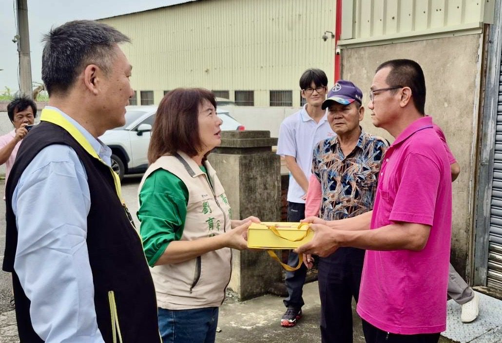 黃偉哲夫人探視被攻擊受傷清潔隊員 黃偉哲夫人探視被攻擊受傷清潔隊員