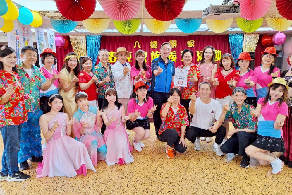 鼓聲雷動、舞獅生風 八德榮家住民感受麥克家族與樂團真情關懷 鼓聲雷動、舞獅生風 八德榮家住民感受麥克家族與樂團真情關懷