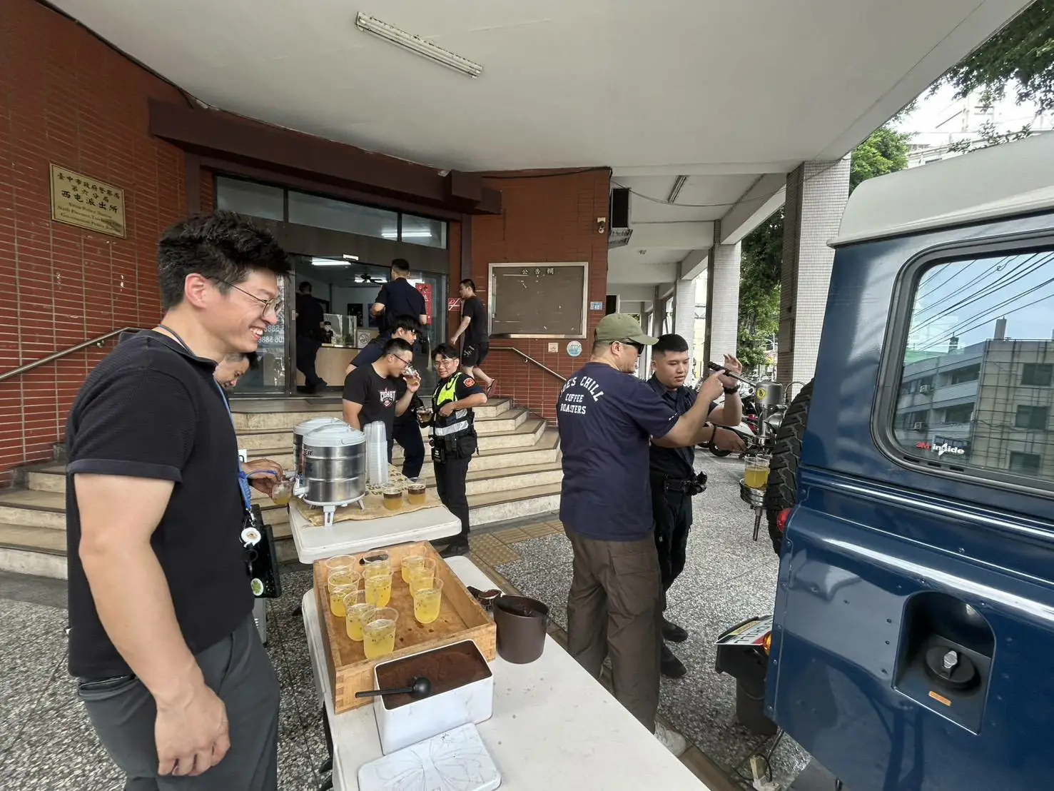 幫咖啡打氣也幫警察打氣 原以為是消暑放鬆 喝完反而更精神有力 幫咖啡打氣也幫警察打氣 原以為是消暑放鬆 喝完反而更精神有力