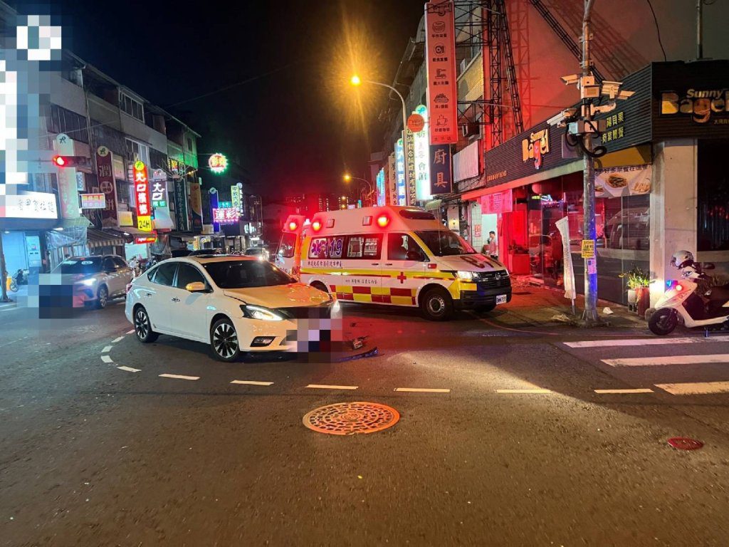 太平路口驚險擦撞!自小客車左轉碰上重機 騎士全身擦傷送醫 太平路口驚險擦撞!自小客車左轉碰上重機 騎士全身擦傷送醫