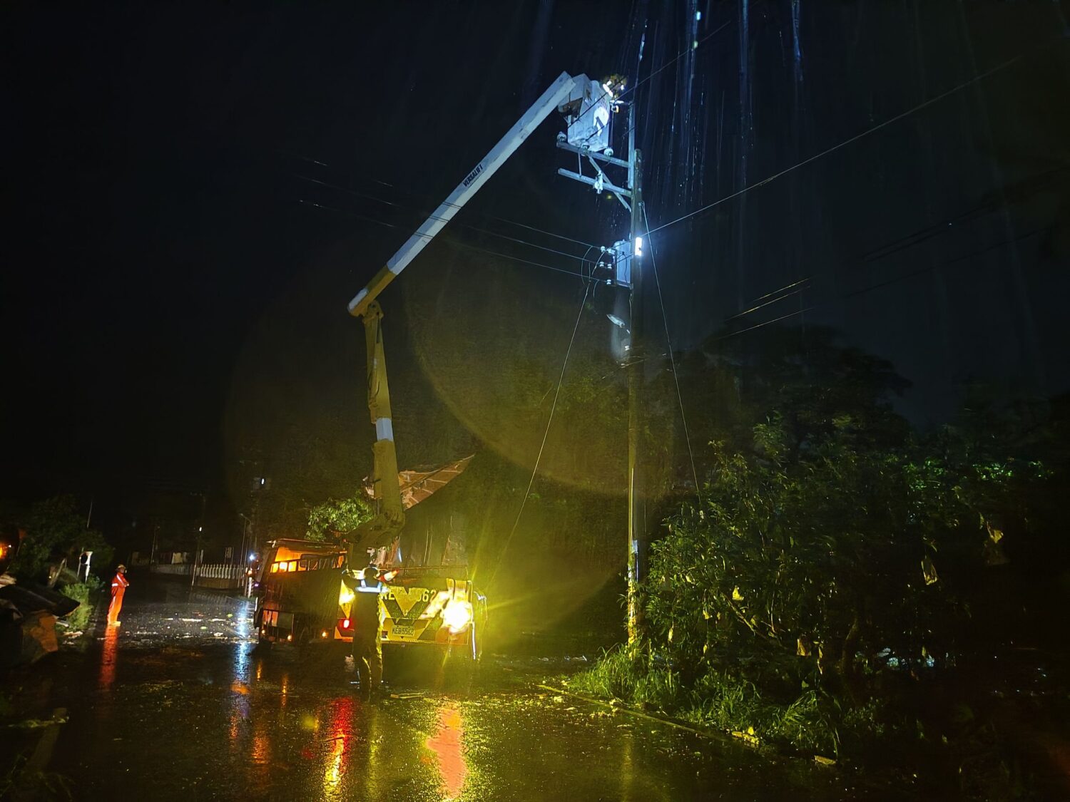 台電台南區處全力搶修 力拼今晚全數復電 台電台南區處全力搶修 力拼今晚全數復電