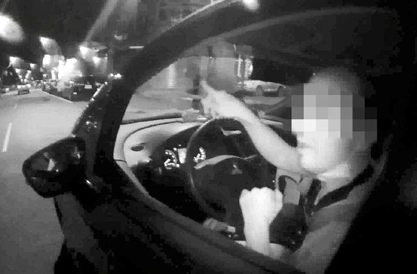 男子開車爆胎手機又沒電　幸好有員警路過相助才脫困