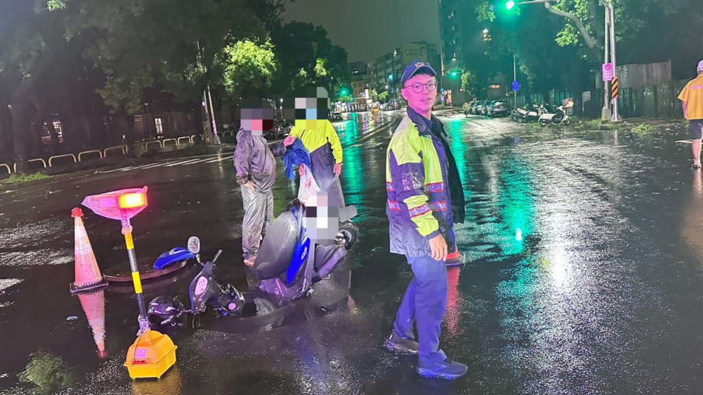 快訊／中颱楊柳再傳災情！高雄人孔蓋沖移　婦「雷殘」重摔