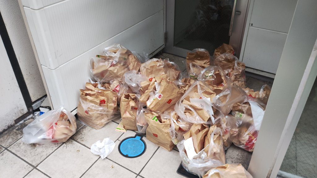 日本麥當勞再陷贈品之亂　寶可夢卡牌引黃牛搶購　餐點遭棄街頭