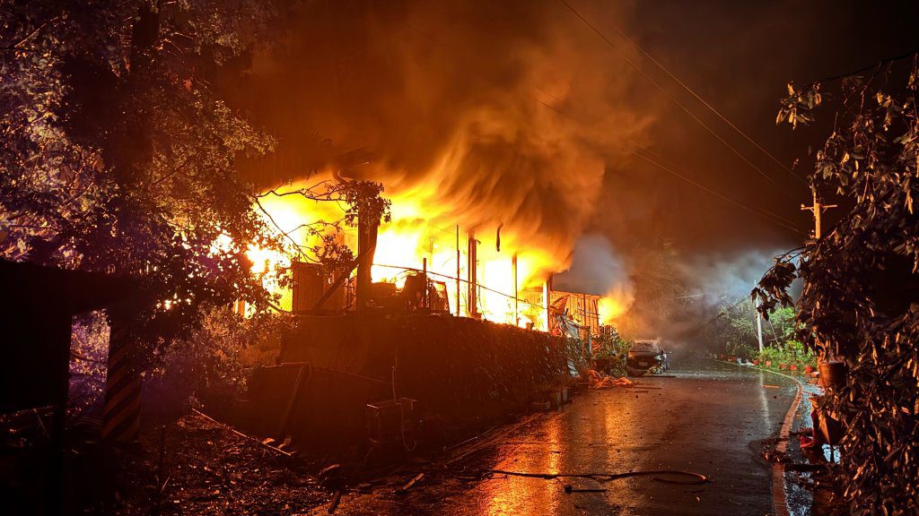 颱風「楊柳」剛過…台東卑南鄉民宅深夜火警2戶鐵皮屋付之一炬