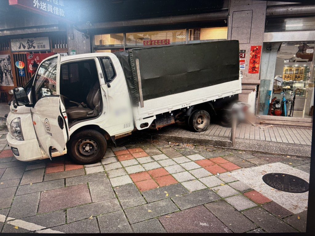貨車誤上人行道暴衝　連撞營業車、機車與店家玻璃
