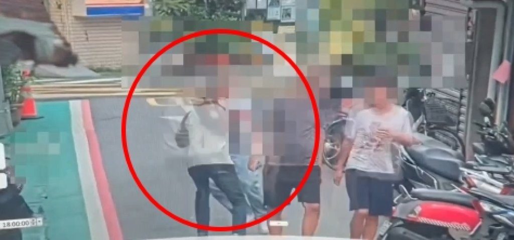 羅斯福路小吃店爆口角　桌椅移動惹怒客人　雙方店外上演全武行