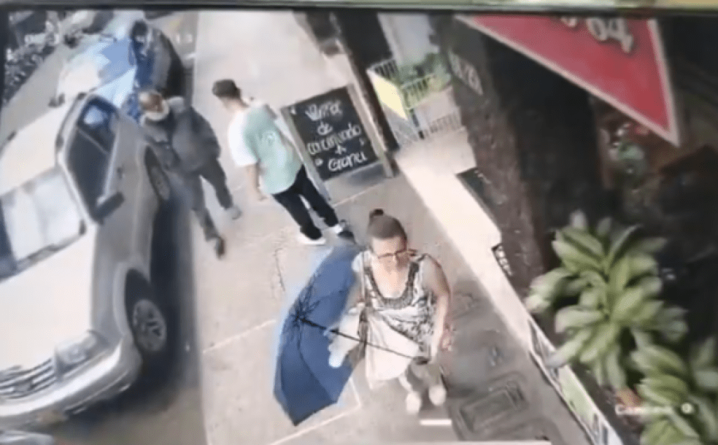 影／流浪漢要錢遭拒！竟持刀殺死19歲男　頸部噴血影片瘋傳