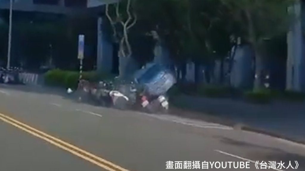 撞擊畫面曝光！上班前晚吃安眠藥　淡水男撞翻整排10機車