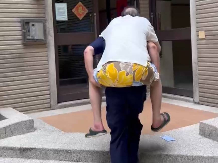 獨居翁剛出院癱坐在地 平警頂烈日揹他回家