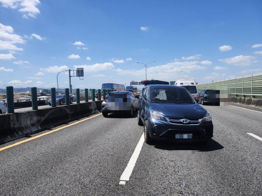 撞擊畫面曝光！ 　台74線自小客車被大貨車推撞至對向車道
