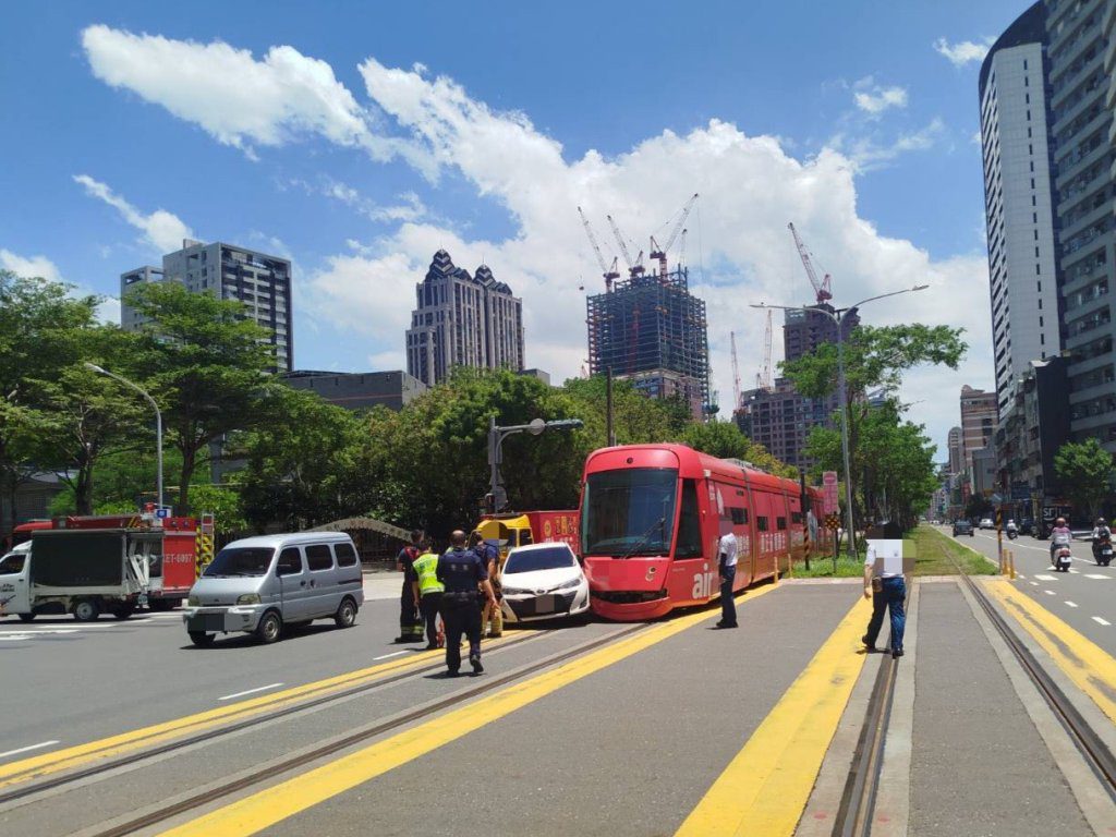 高雄輕軌又有「撞」況 自小客違規左轉釀禍