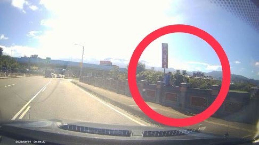 台中男子情緒低落坐橋墩上抽菸 警勸下安撫 台中男子情緒低落坐橋墩上抽菸 警勸下安撫