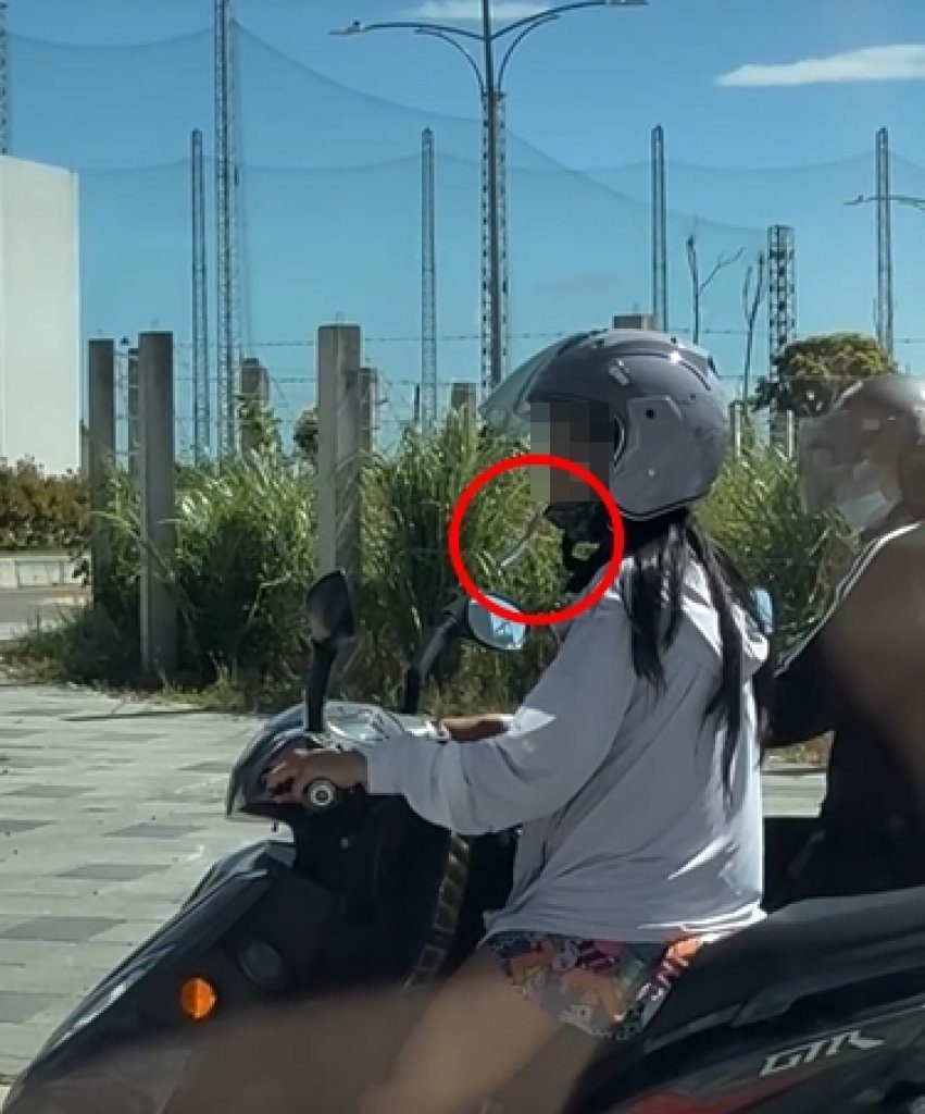 太狂!女騎士邊騎車邊刷牙 網驚:口腔清潔也要移動中? 太狂!女騎士邊騎車邊刷牙 網驚:口腔清潔也要移動中?