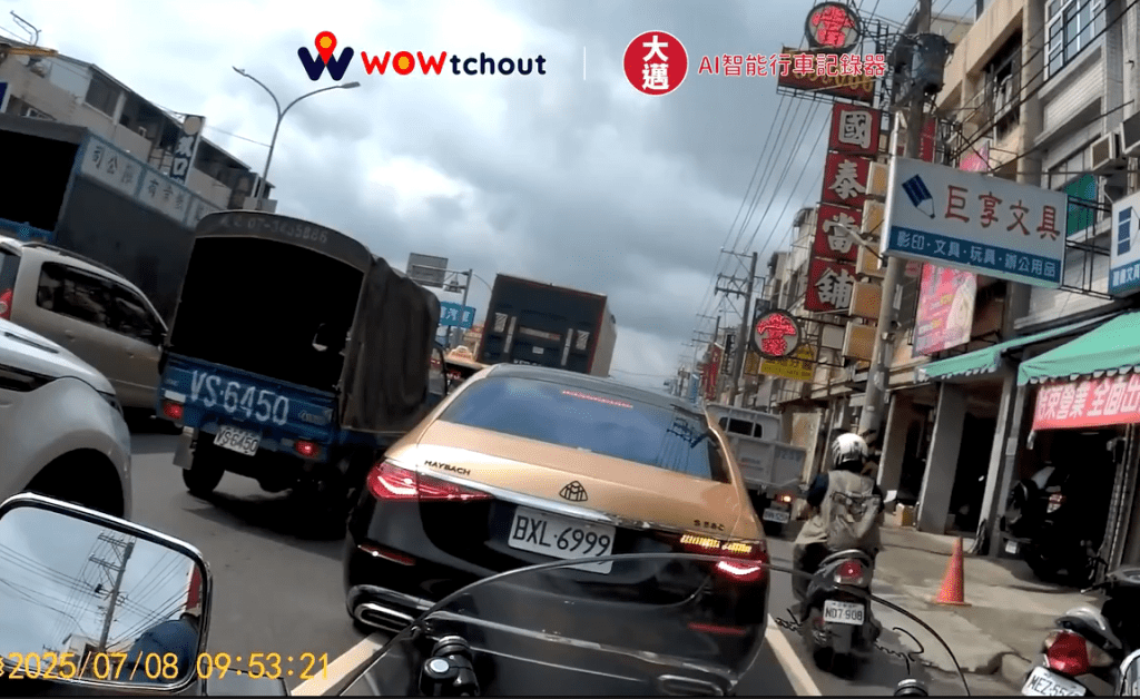 影/千萬邁巴赫豪車鑽車陣被檢舉開罰 網友笑:罰單比油錢還少的概念? 影/千萬邁巴赫豪車鑽車陣被檢舉開罰 網友笑:罰單比油錢還少的概念?