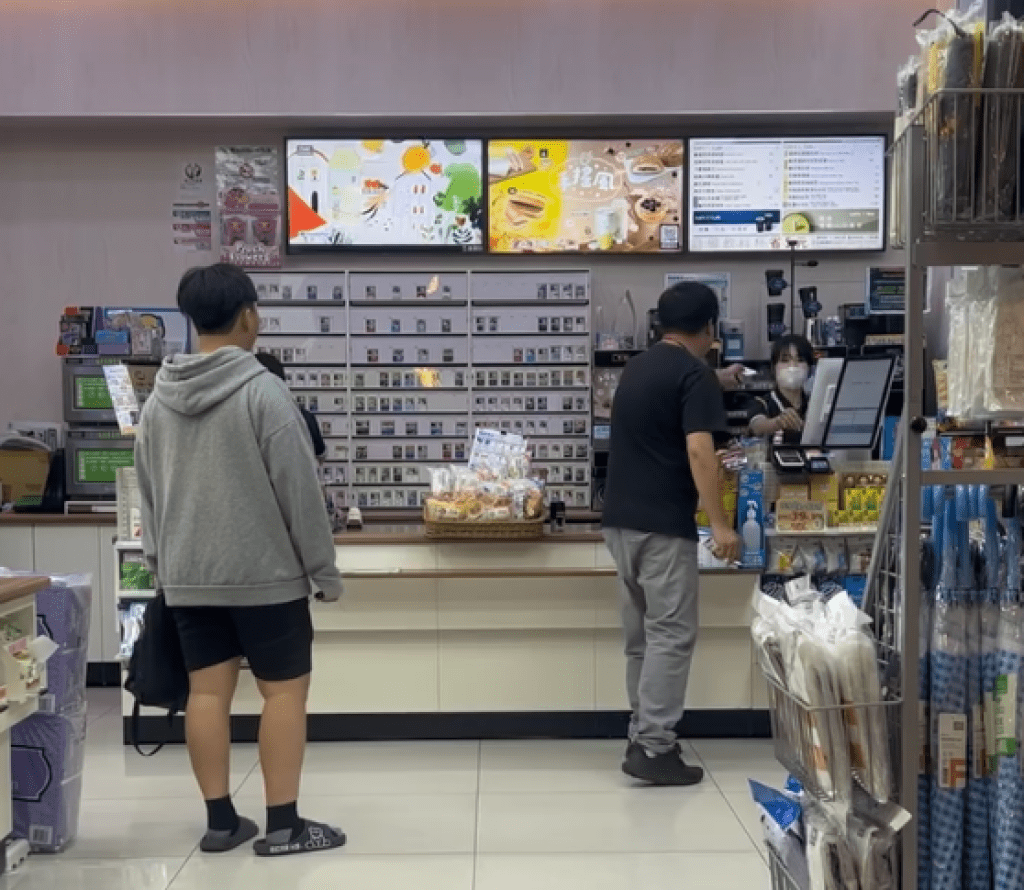 又是他!超商抽菸吐檳榔飆罵店員 亂入診所「遞菸給小孩」 又是他!超商抽菸吐檳榔飆罵店員 亂入診所「遞菸給小孩」