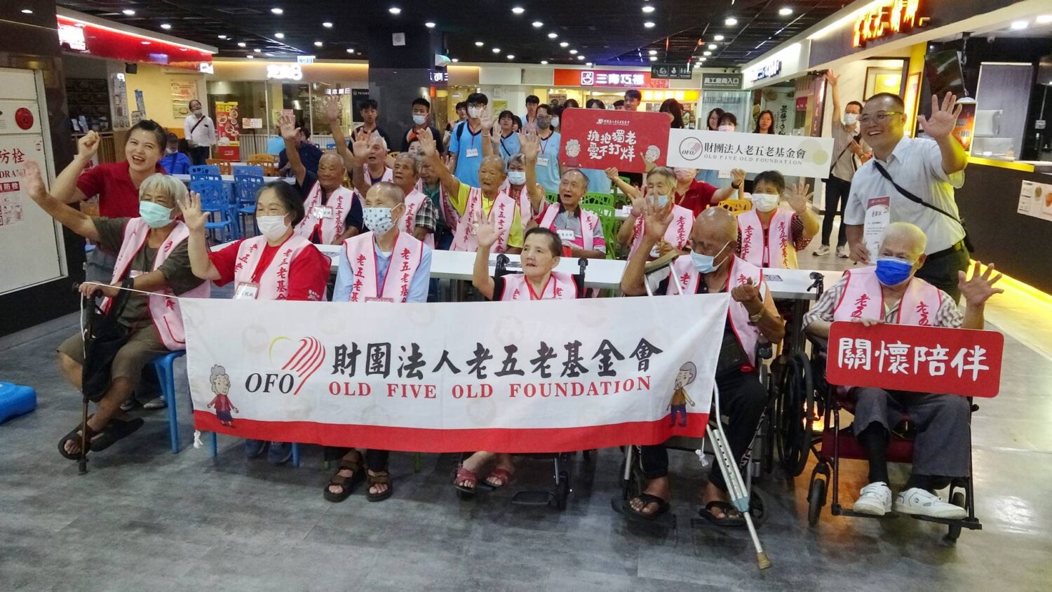 高中生出動伴獨老購物　老五老祖父母節暖心行動