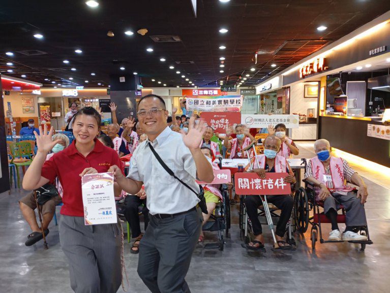 824祖父母節前暖心行動 老五老攜手高中生陪伴獨老購物 824祖父母節前暖心行動 老五老攜手高中生陪伴獨老購物