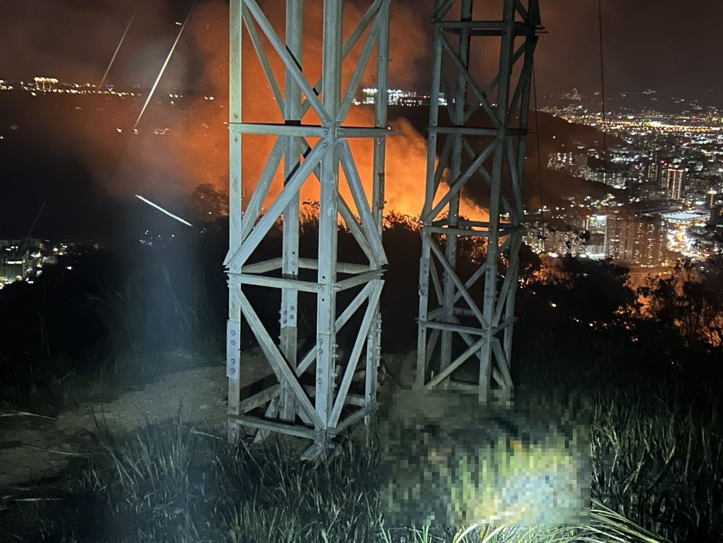 男爬大同山電塔觸電亡 引發龜山、樹林交界火燒山 男爬大同山電塔觸電亡 引發龜山、樹林交界火燒山