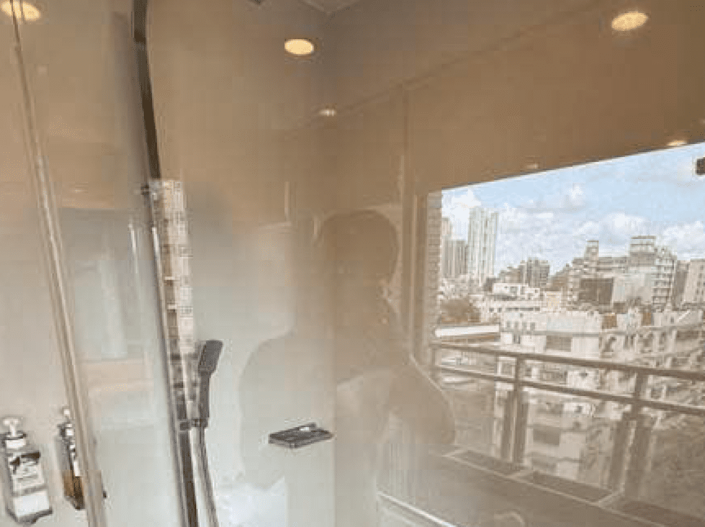 旅客住台中某飯店！寫Google評論附照片「倒影驚見全裸露鳥」　引發網友熱議