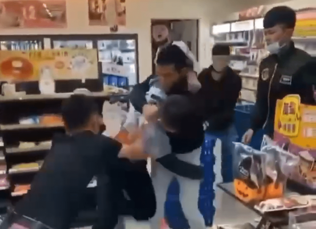 影／超商大亂鬥！5男圍毆店員鎖喉猛踹打成一團　影片瘋傳引熱議　