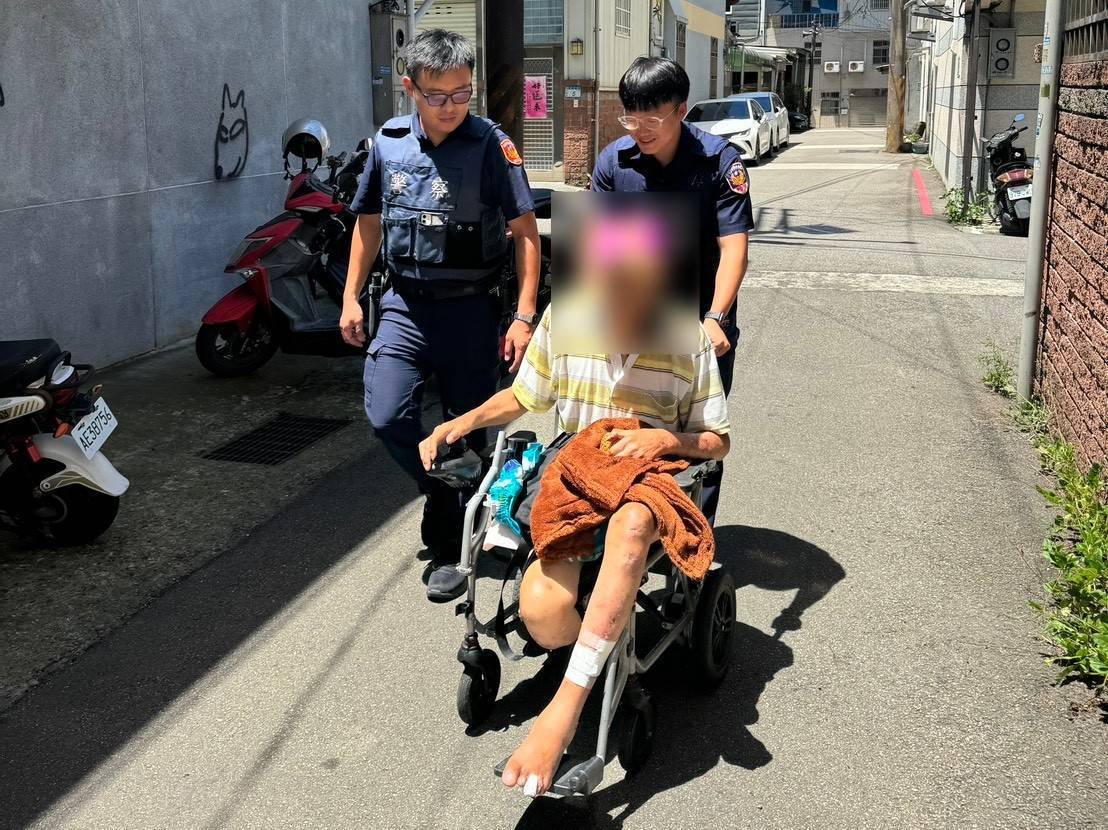 老翁「電動輪椅沒電」動彈不得 平鎮暖警及時解圍