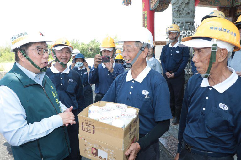 黃偉哲送豆花感謝慈濟志工　為北門渡仔頭弱勢戶修繕房屋