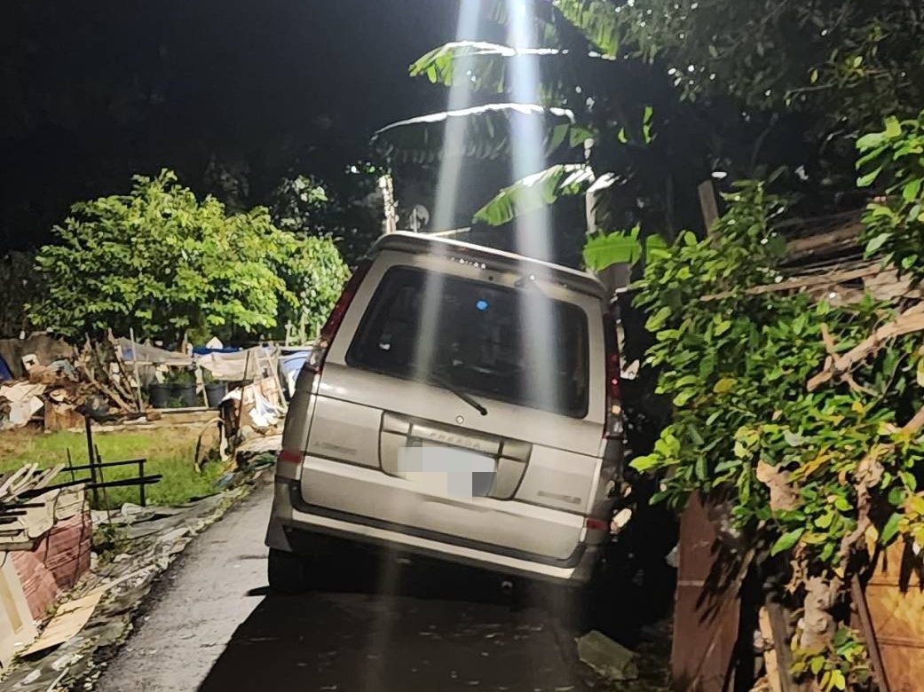 尷尬！車子深夜卡進水溝無法動彈 壢警及時伸援