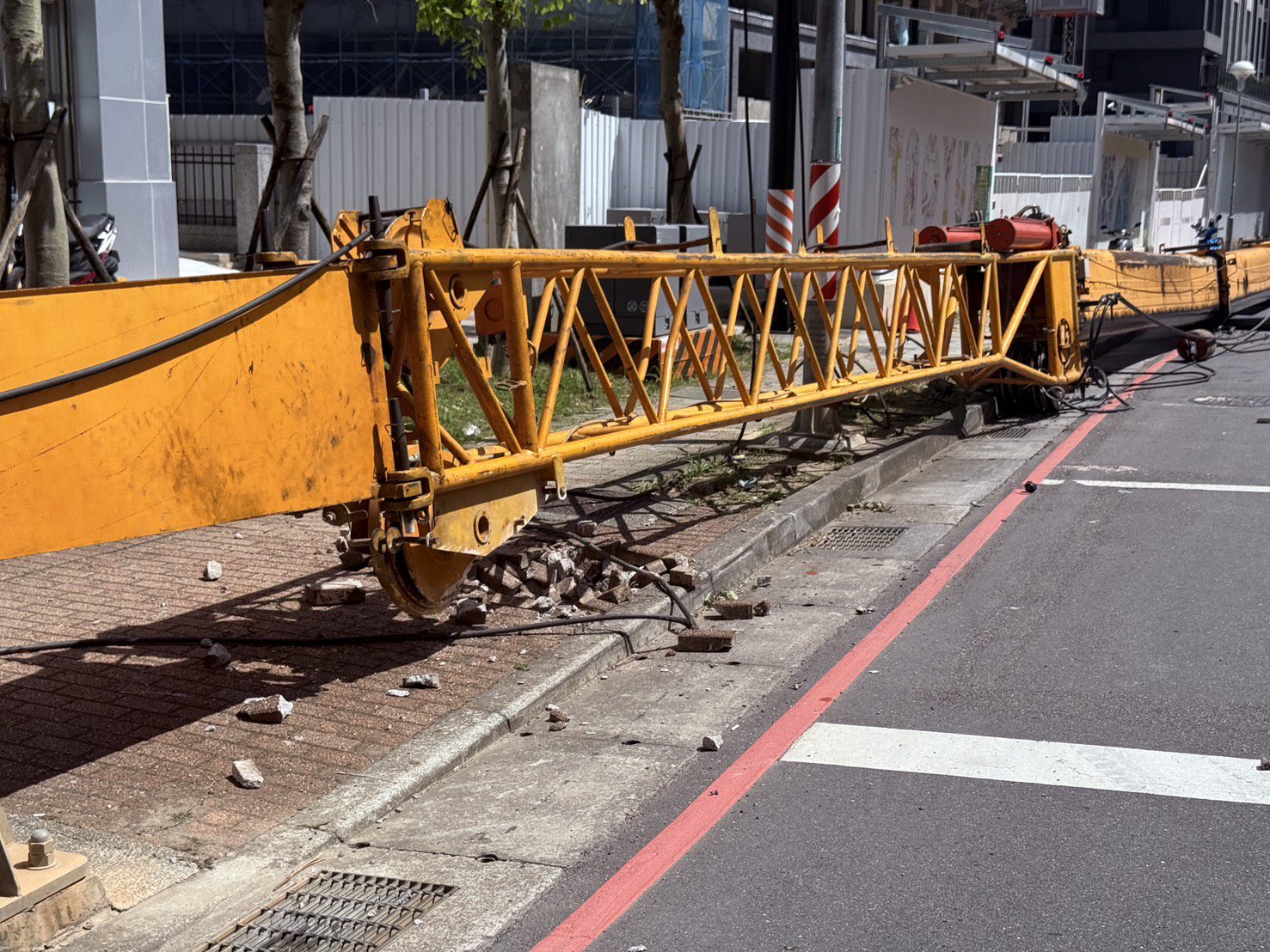 【有片】可怕！桃園龜山爆工安意外 吊車翻覆鐵條擊中路人