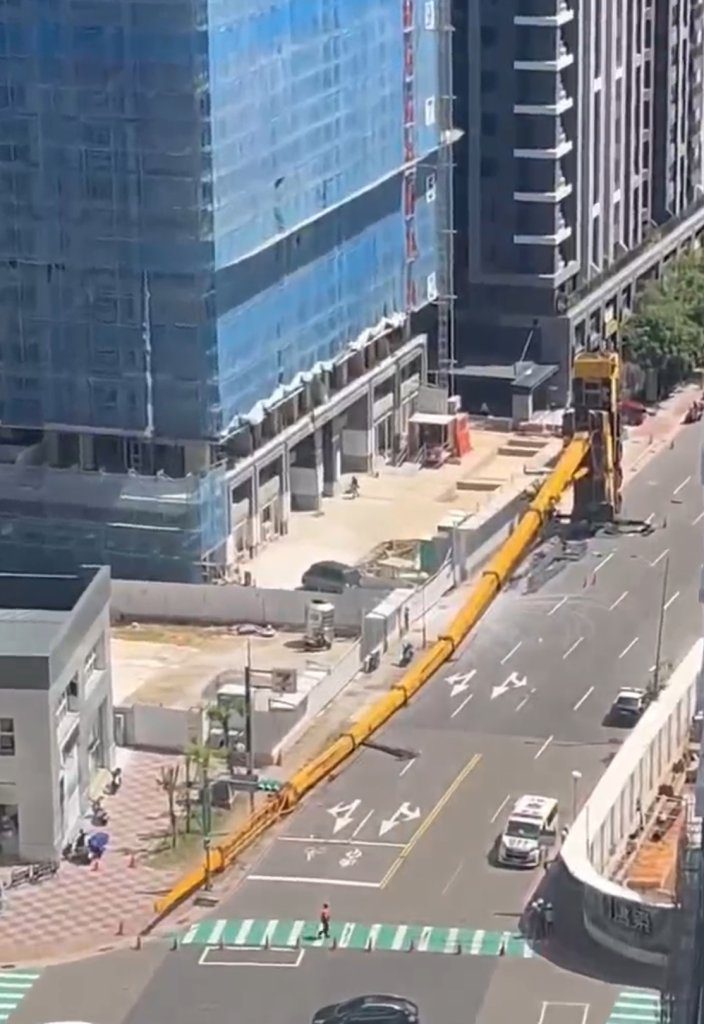 桃園龜山吊車翻覆驚險瞬間曝　吊臂橫倒馬路砸傷女路人
