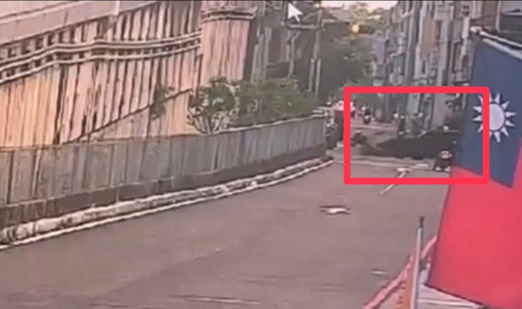 高雄道奇轎車右轉未禮讓  18歲騎士直行遭撞摔傷送醫